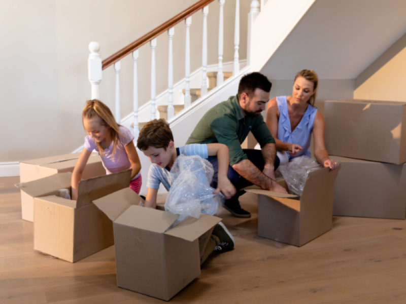 caucasian-couple-and-their-children-arriving-at-th-2023-11-27-05-20-20-utc